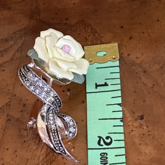 Vintage AVON Porcelain Sweet Yellow Rose Silver Tone & Rhinestone Brooch Pin - Picture 4 of 6